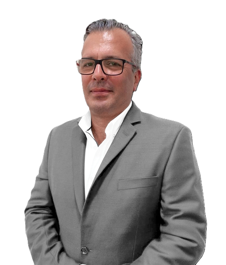 Moradia T4 situada no Pinhal Conde da Cunha com 3 suites, piscina, acabamentos de Alto padrão